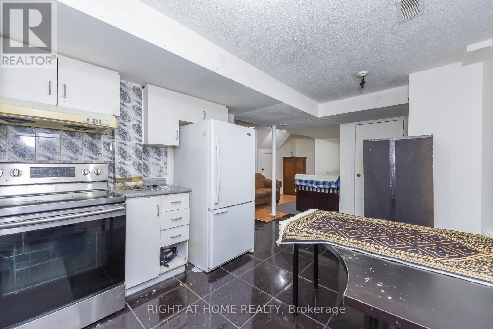 379 Wallenberg Crescent, Mississauga, ON - Indoor Photo Showing Kitchen