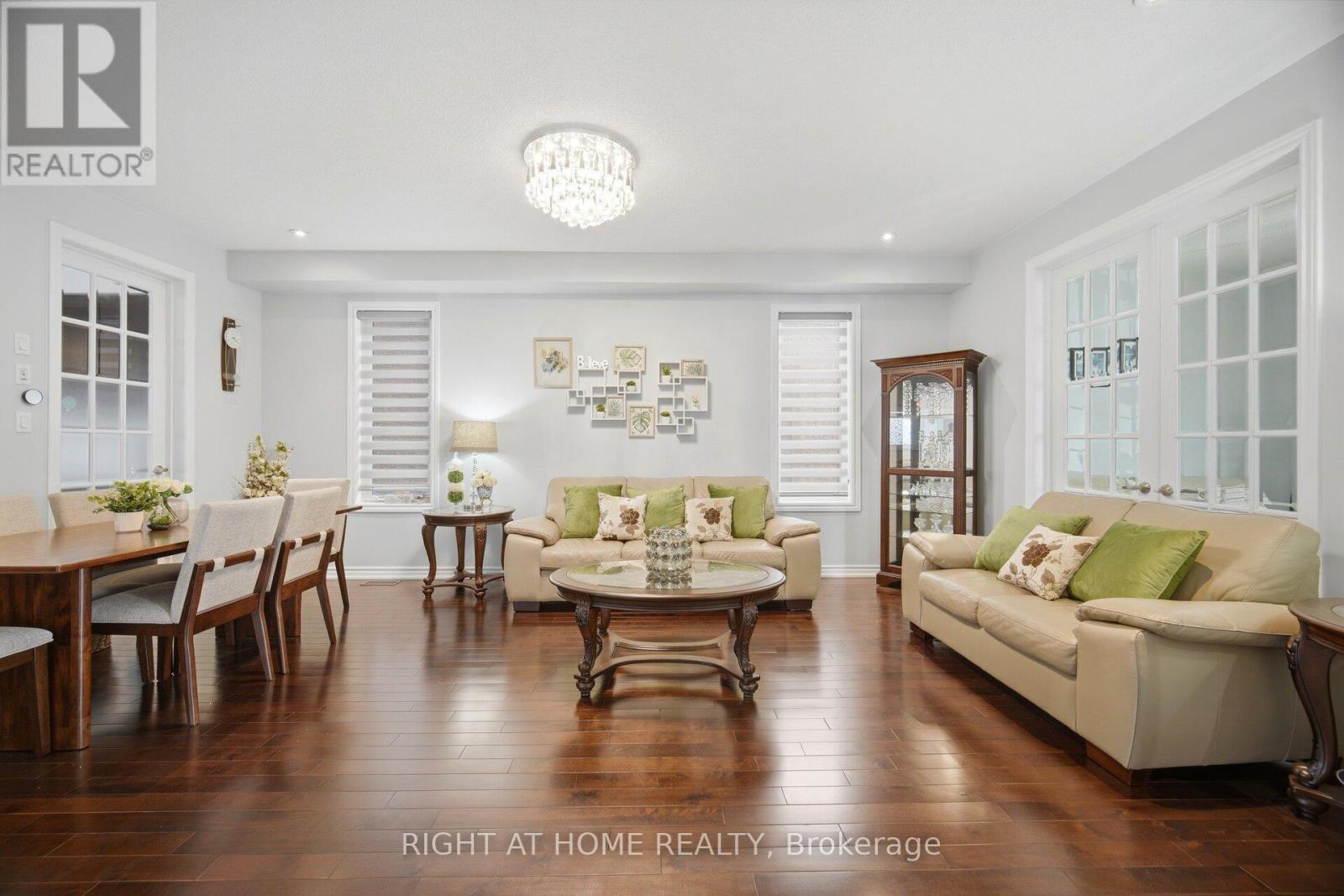 28 Marks Road, Springwater, ON - Indoor Photo Showing Living Room