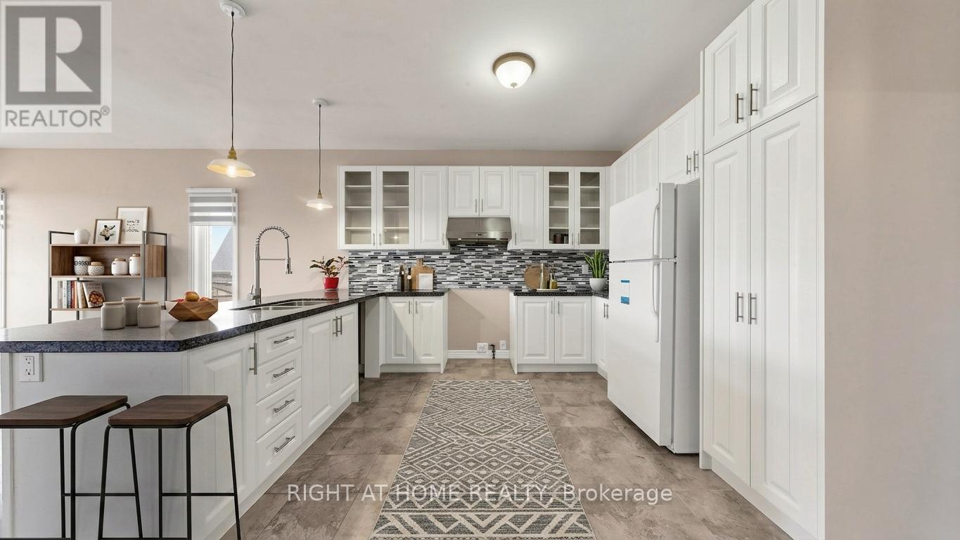 126 Kingsmere Crescent, New Tecumseth, ON - Indoor Photo Showing Kitchen With Upgraded Kitchen