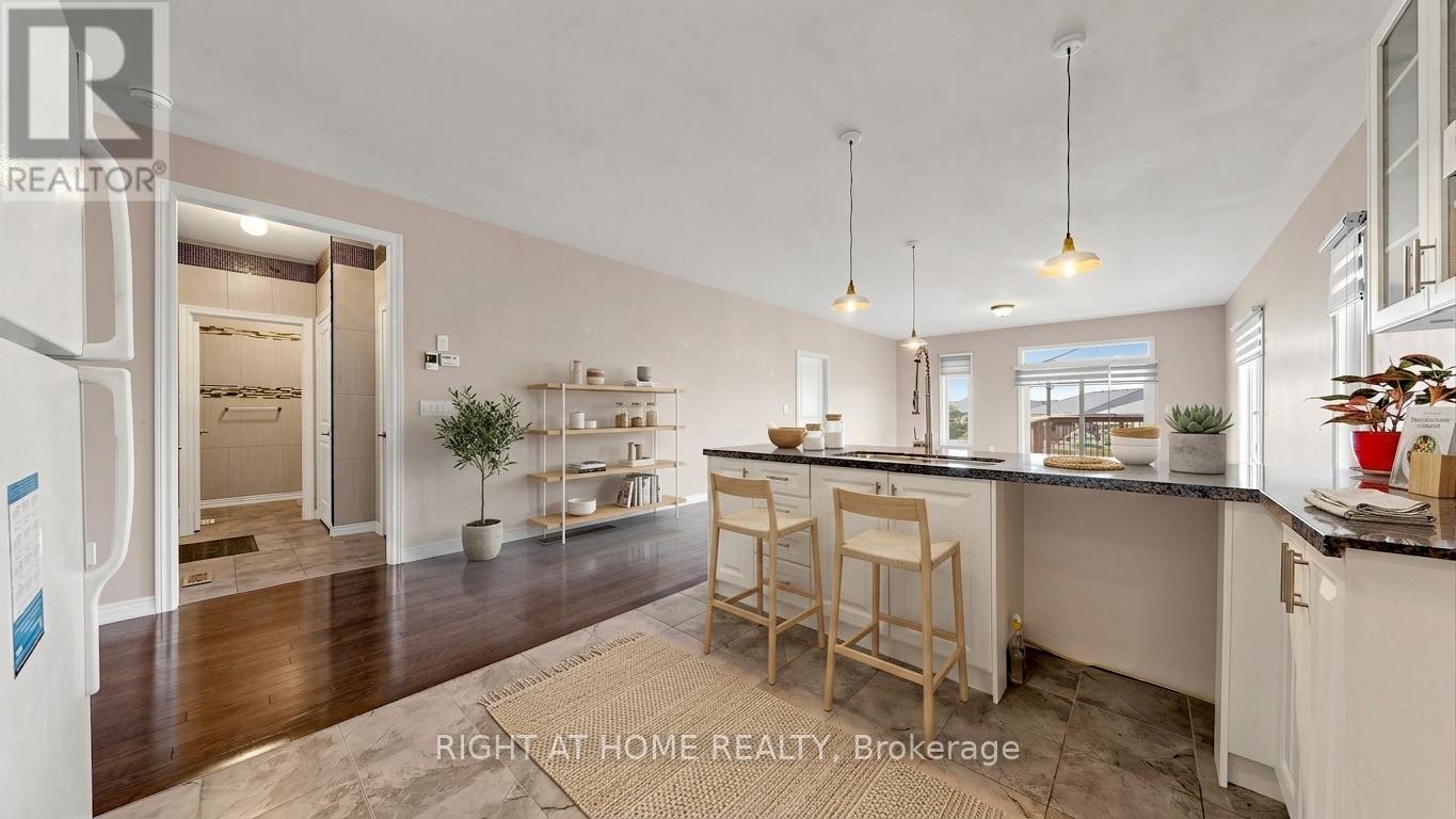 126 Kingsmere Crescent, New Tecumseth, ON - Indoor Photo Showing Kitchen With Upgraded Kitchen