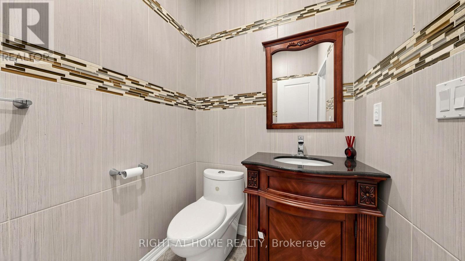 126 Kingsmere Crescent, New Tecumseth, ON - Indoor Photo Showing Bathroom