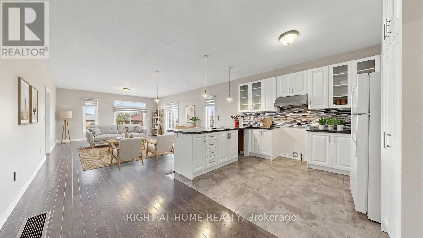 126 Kingsmere Crescent, New Tecumseth, ON - Indoor Photo Showing Kitchen With Upgraded Kitchen