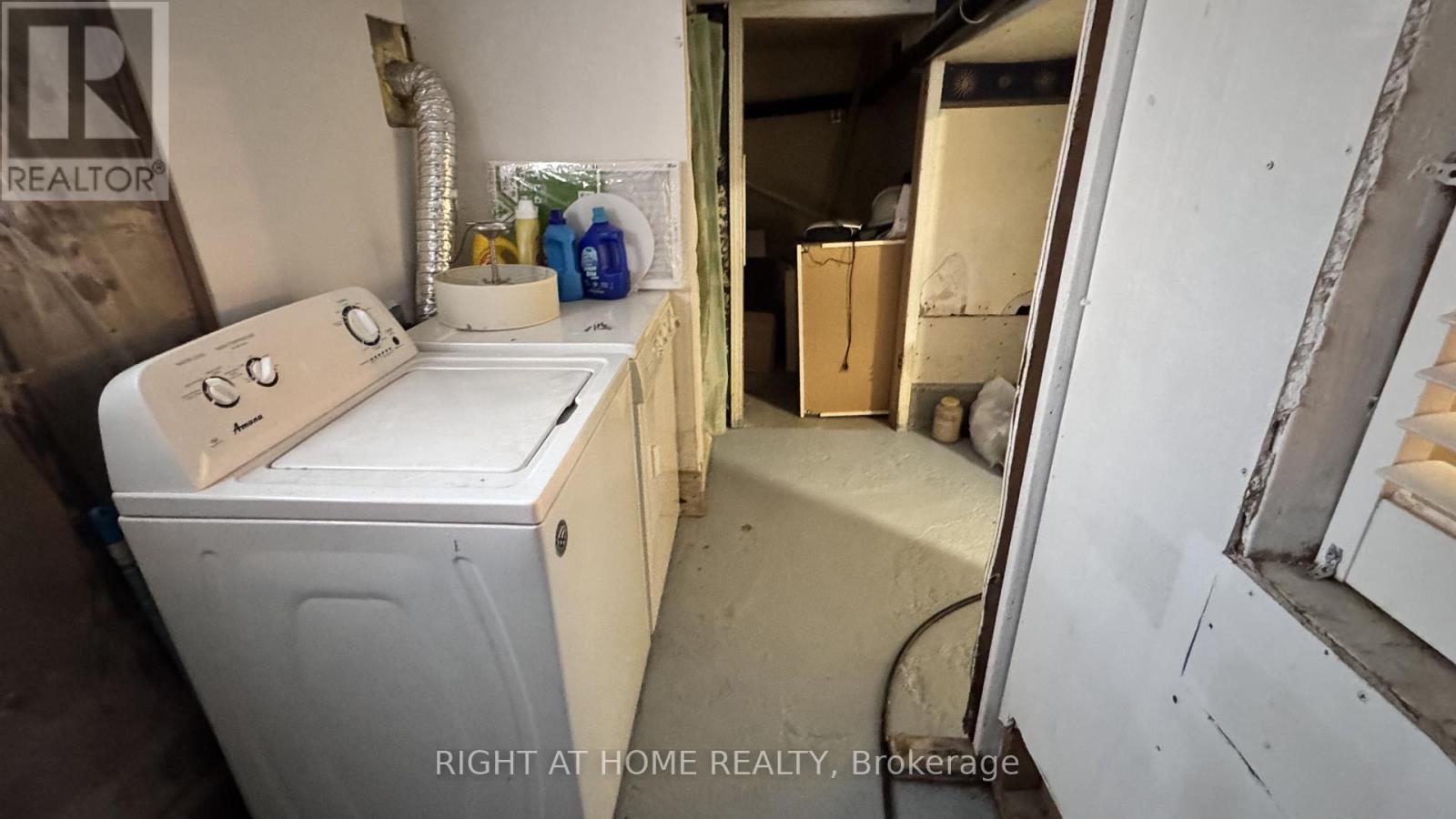 104 Danforth Road, Toronto, ON - Indoor Photo Showing Laundry Room