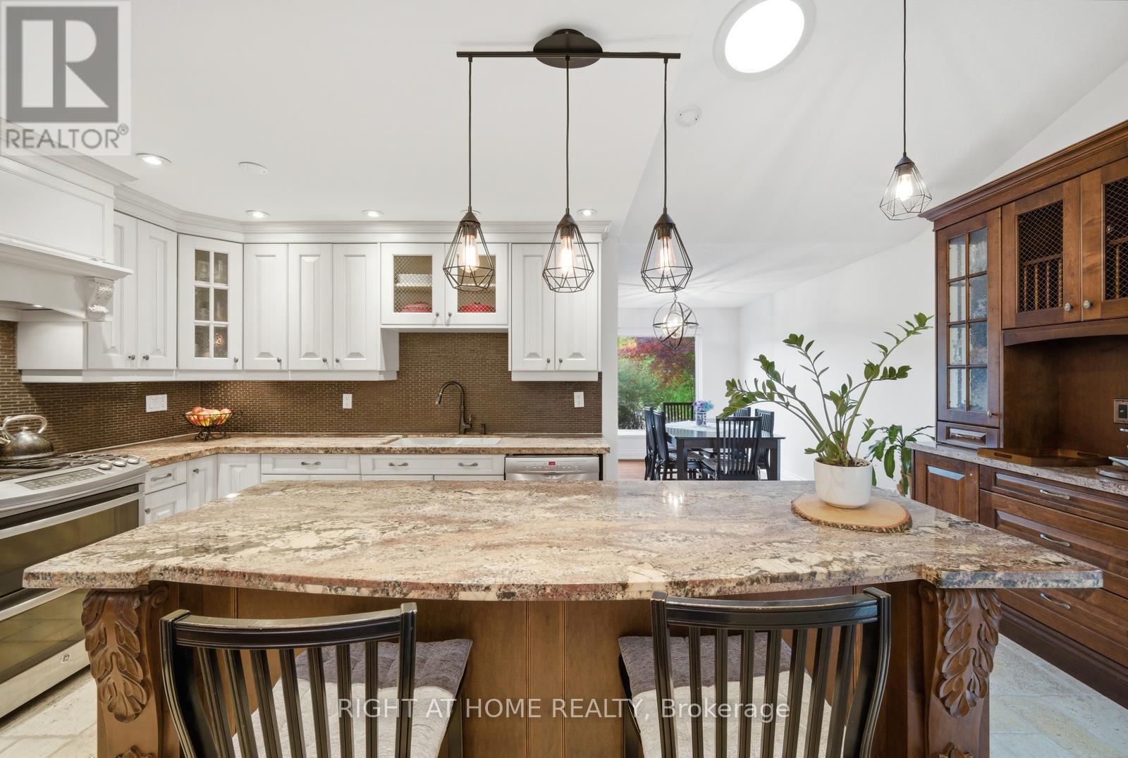 6415 Dunray Court, Mississauga, ON - Indoor Photo Showing Kitchen With Upgraded Kitchen