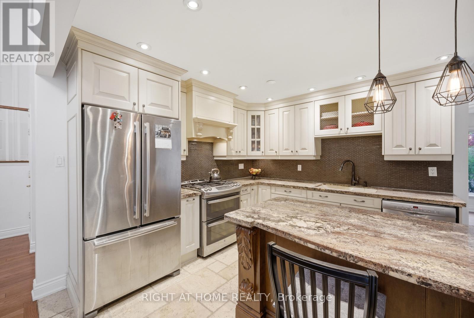 6415 Dunray Court, Mississauga, ON - Indoor Photo Showing Kitchen