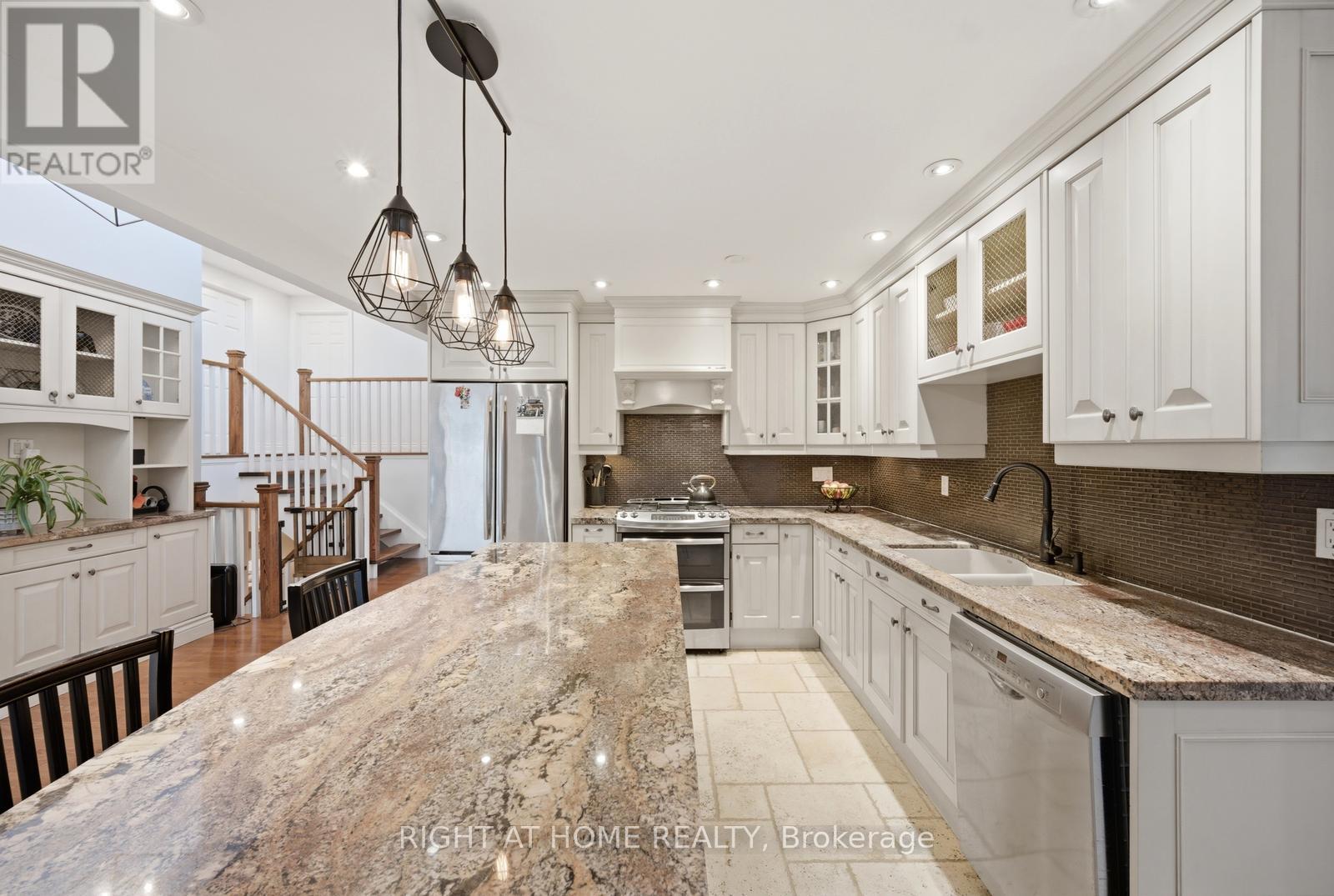 6415 Dunray Court, Mississauga, ON - Indoor Photo Showing Kitchen With Double Sink With Upgraded Kitchen