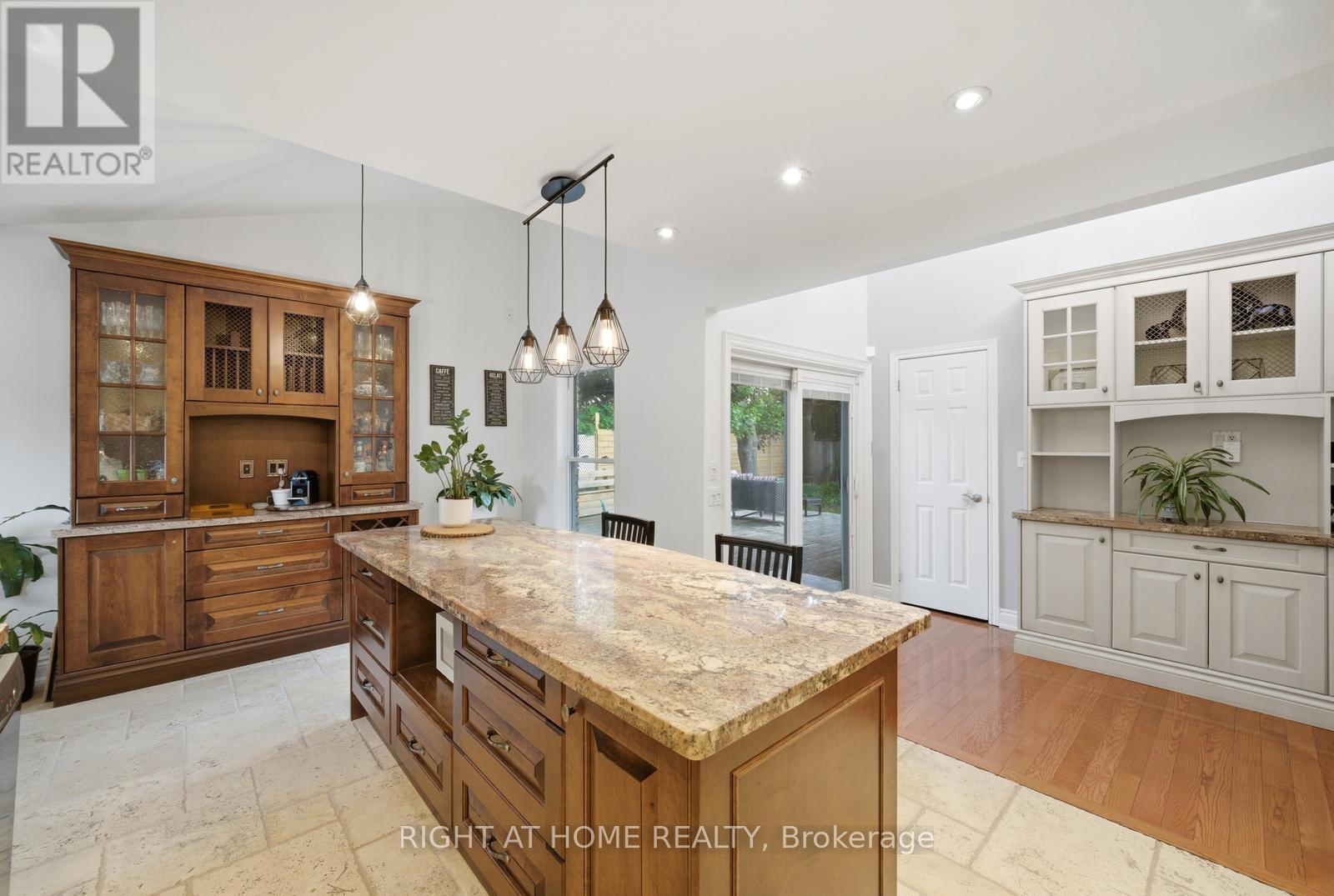6415 Dunray Court, Mississauga, ON - Indoor Photo Showing Kitchen