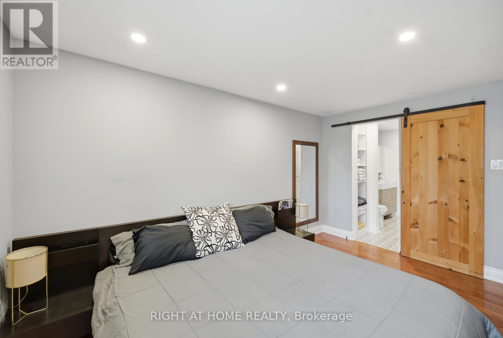 6415 Dunray Court, Mississauga, ON - Indoor Photo Showing Bedroom