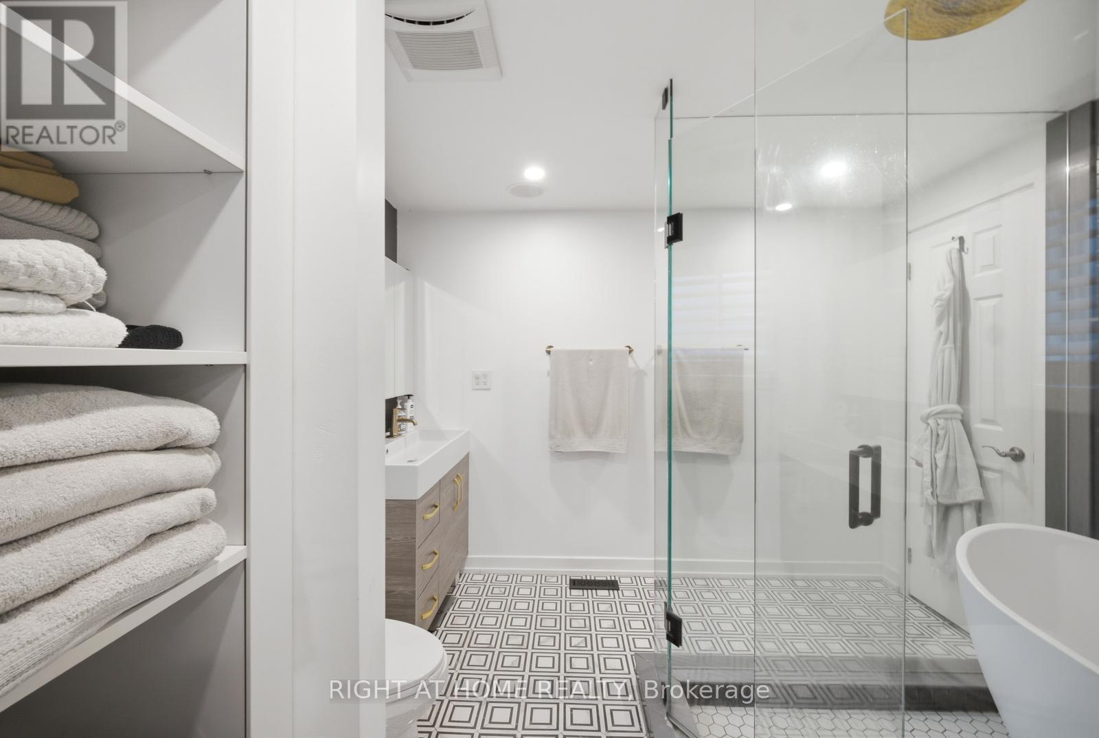 6415 Dunray Court, Mississauga, ON - Indoor Photo Showing Bathroom