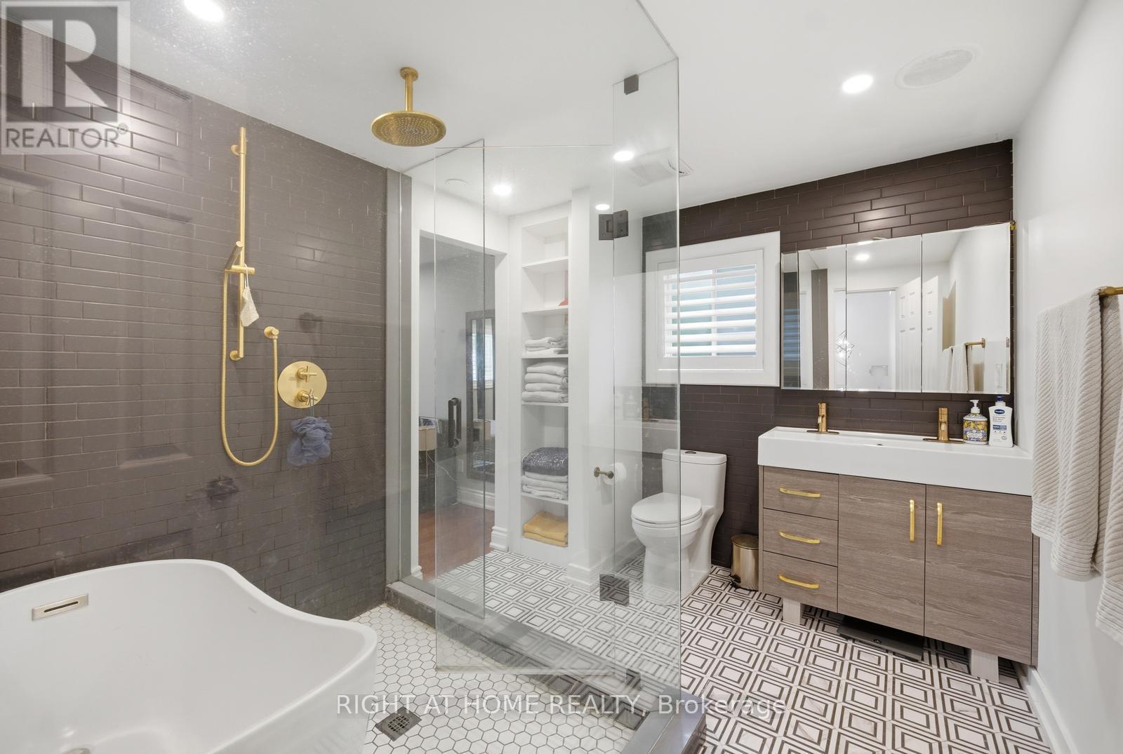 6415 Dunray Court, Mississauga, ON - Indoor Photo Showing Bathroom