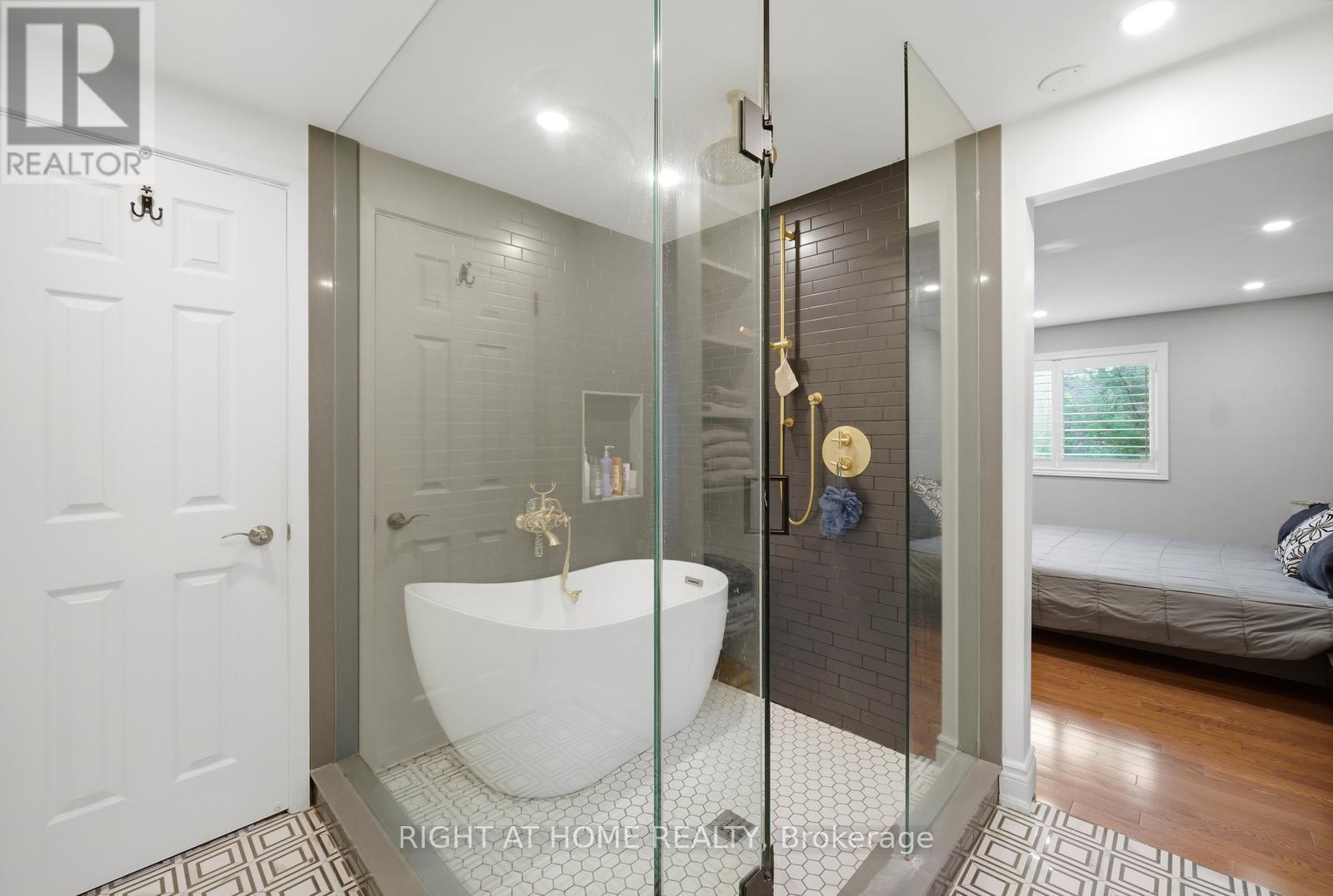 6415 Dunray Court, Mississauga, ON - Indoor Photo Showing Bathroom