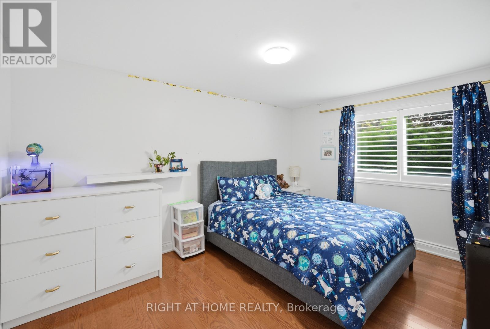 6415 Dunray Court, Mississauga, ON - Indoor Photo Showing Bedroom