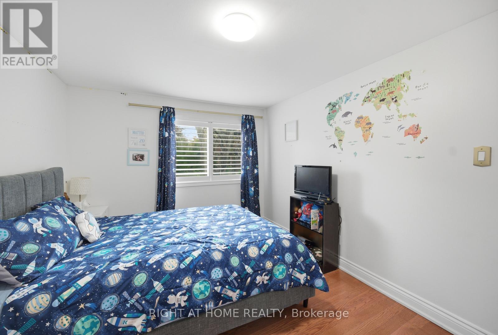 6415 Dunray Court, Mississauga, ON - Indoor Photo Showing Bedroom