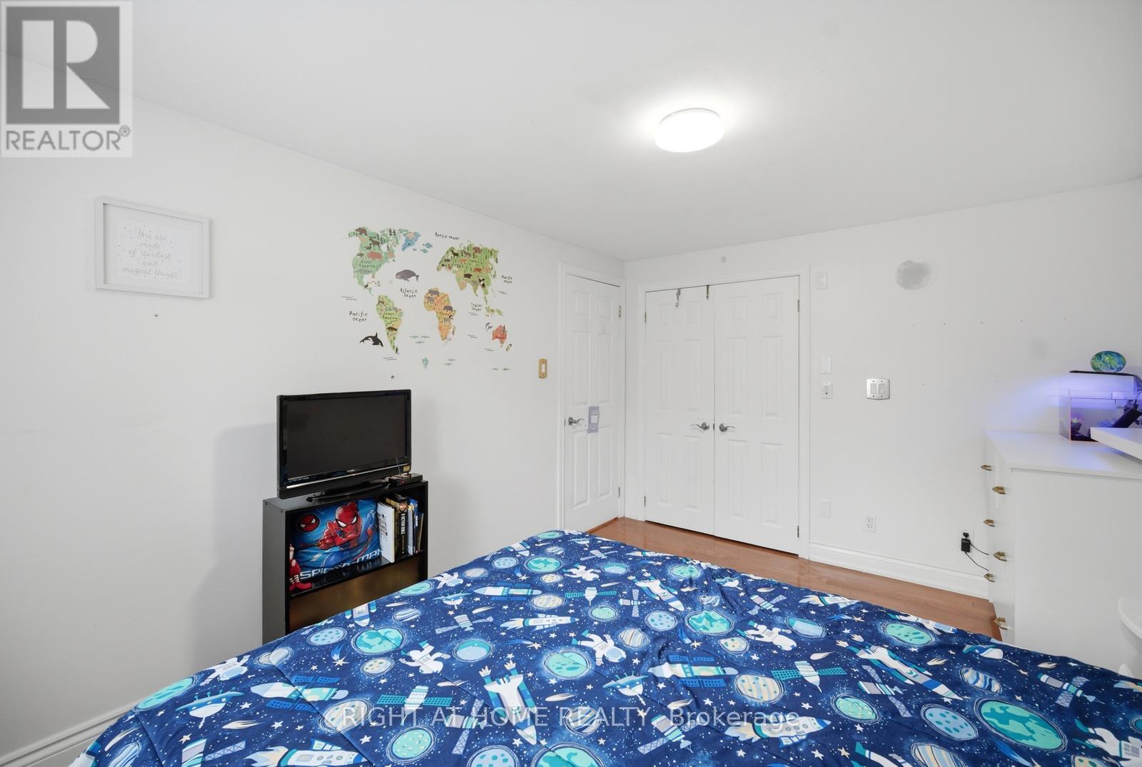 6415 Dunray Court, Mississauga, ON - Indoor Photo Showing Bedroom