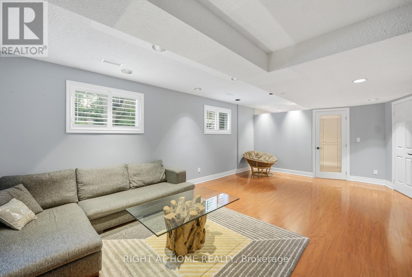 6415 Dunray Court, Mississauga, ON - Indoor Photo Showing Living Room