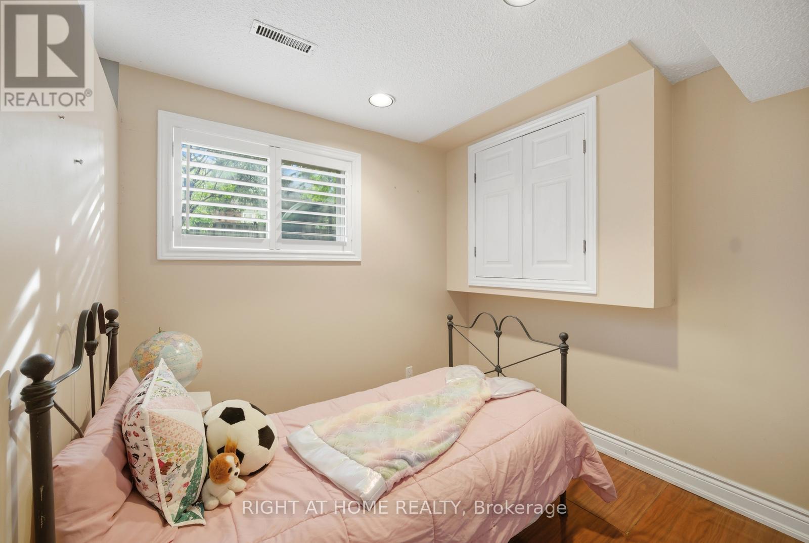 6415 Dunray Court, Mississauga, ON - Indoor Photo Showing Bedroom