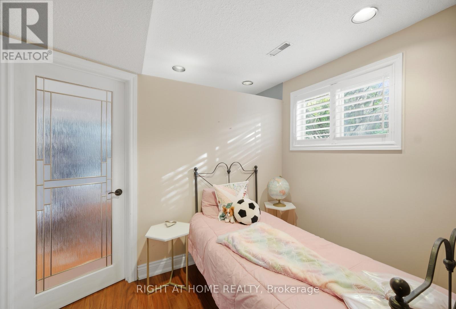 6415 Dunray Court, Mississauga, ON - Indoor Photo Showing Bedroom