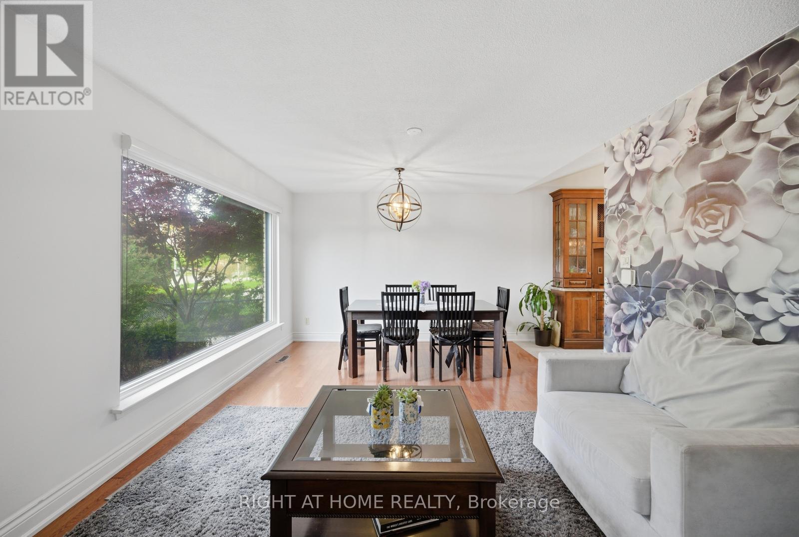 6415 Dunray Court, Mississauga, ON - Indoor Photo Showing Living Room