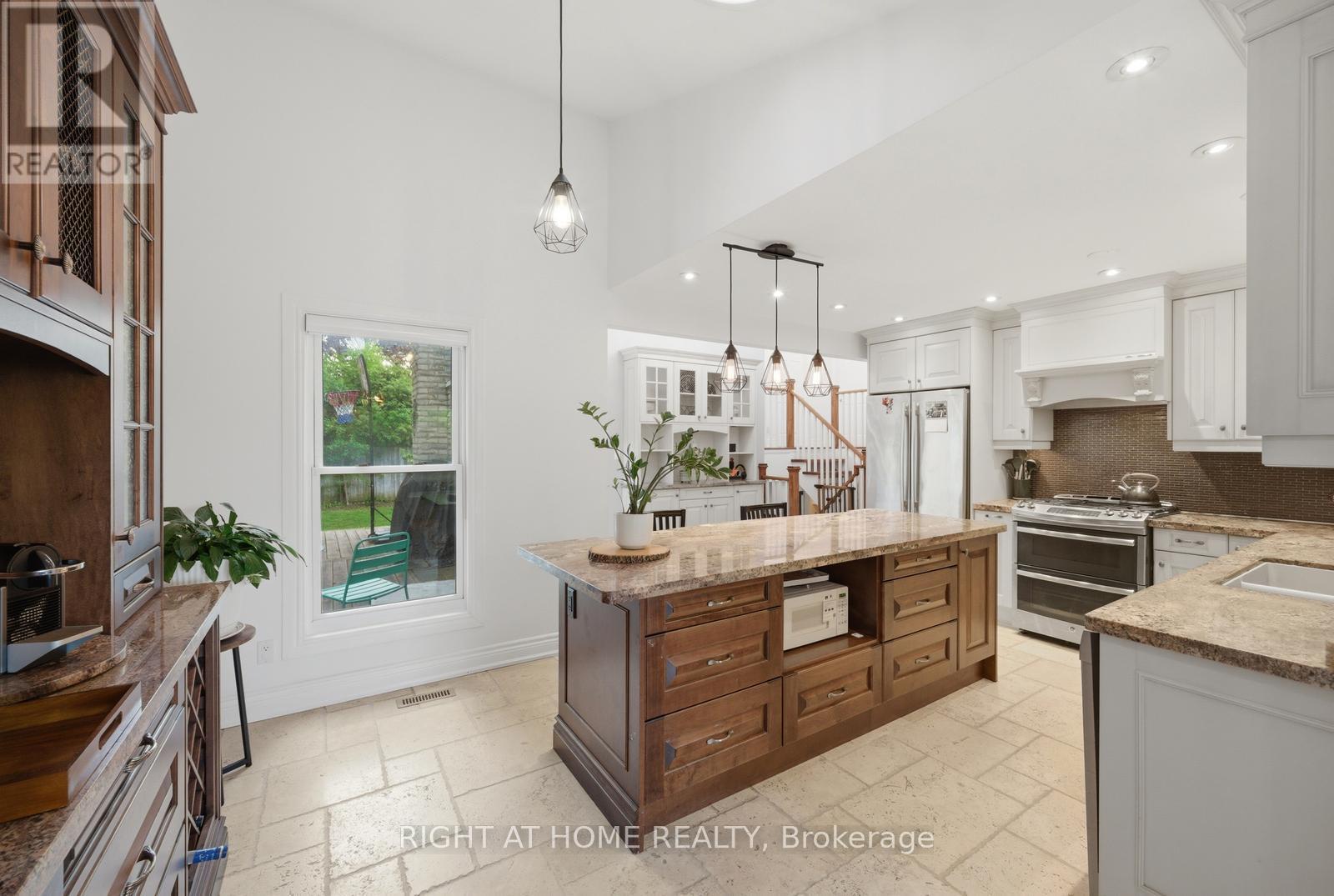 6415 Dunray Court, Mississauga, ON - Indoor Photo Showing Kitchen With Upgraded Kitchen