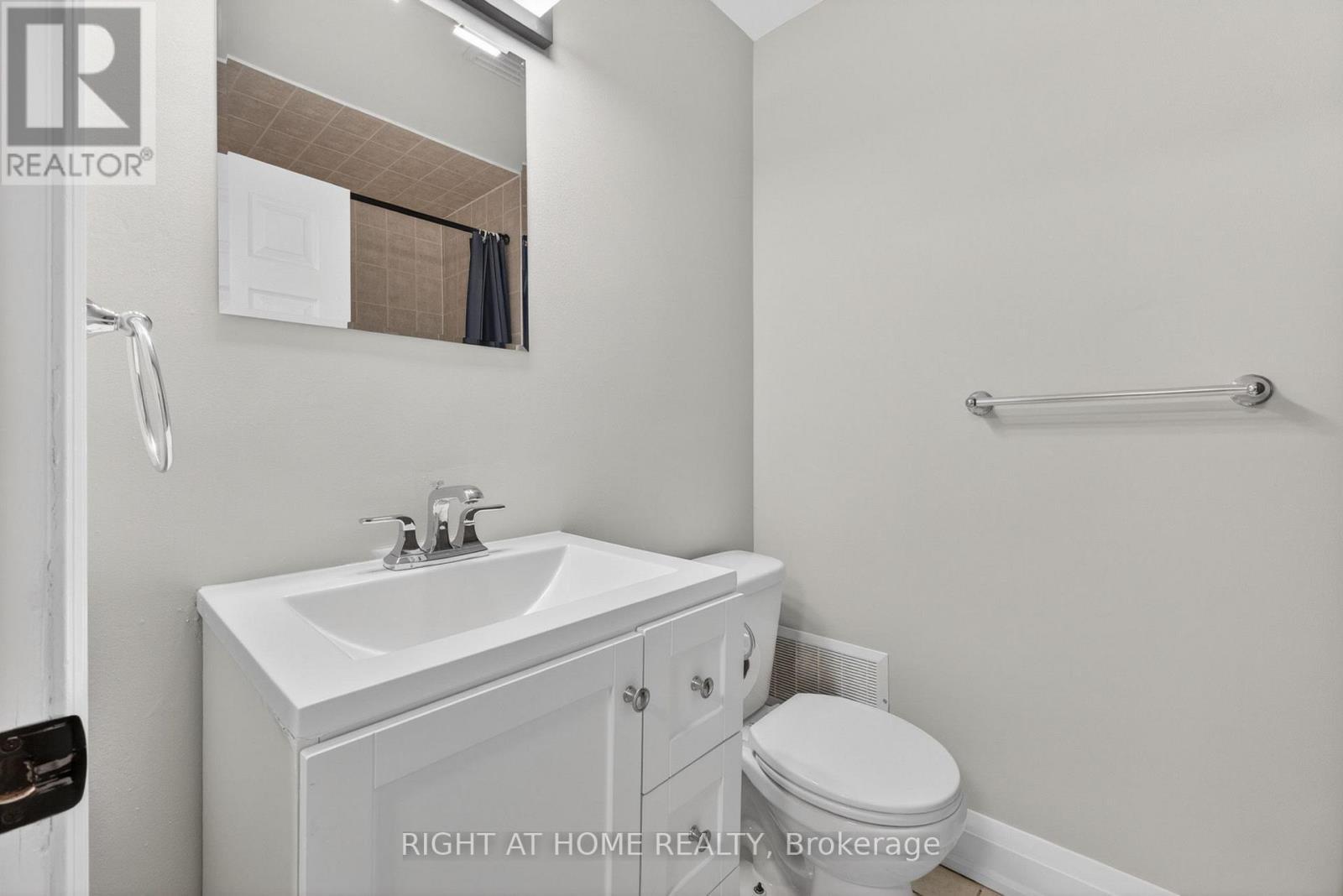 65 Woodman Drive S, Hamilton, ON - Indoor Photo Showing Bathroom