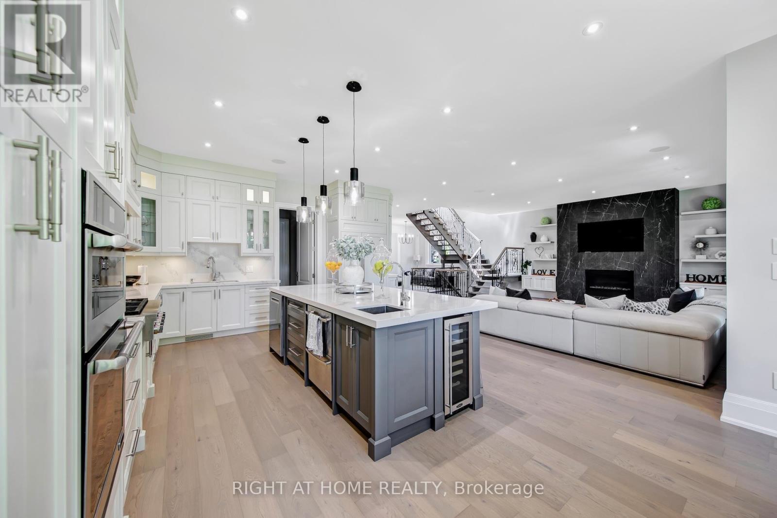 484 Avonwood Drive, Mississauga, ON - Indoor Photo Showing Kitchen With Upgraded Kitchen