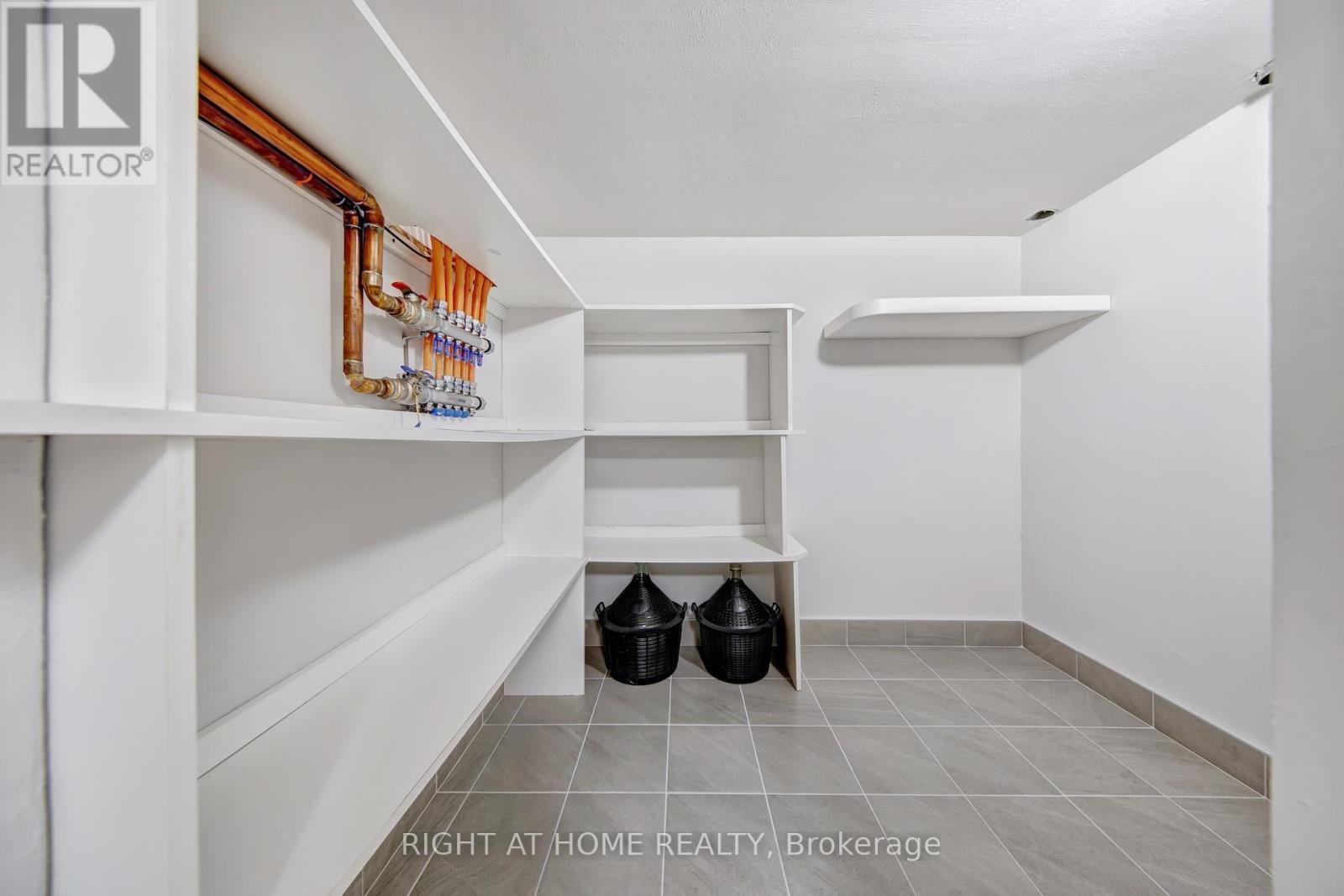 484 Avonwood Drive, Mississauga, ON - Indoor With Storage