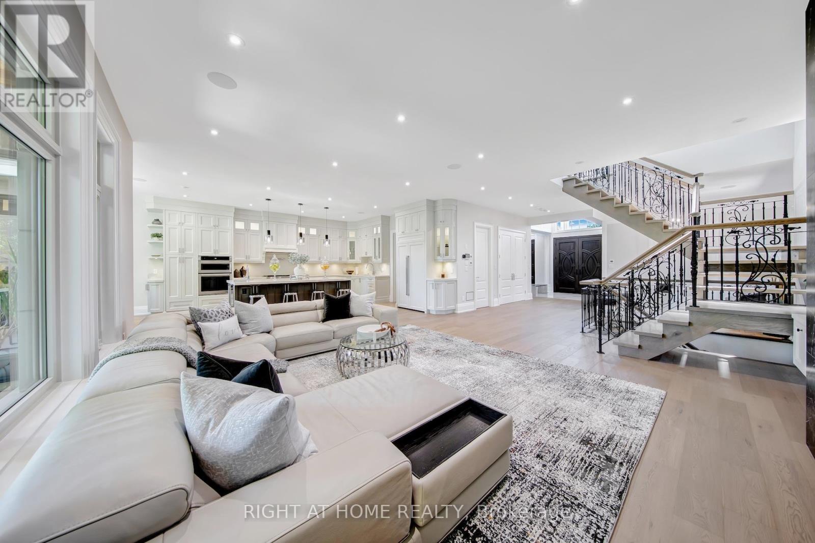 484 Avonwood Drive, Mississauga, ON - Indoor Photo Showing Living Room