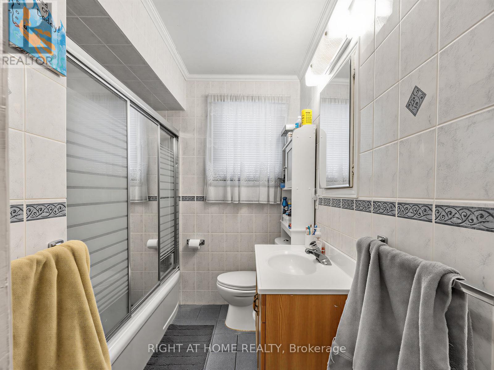 524 Colborne Street E, Oshawa, ON - Indoor Photo Showing Bathroom