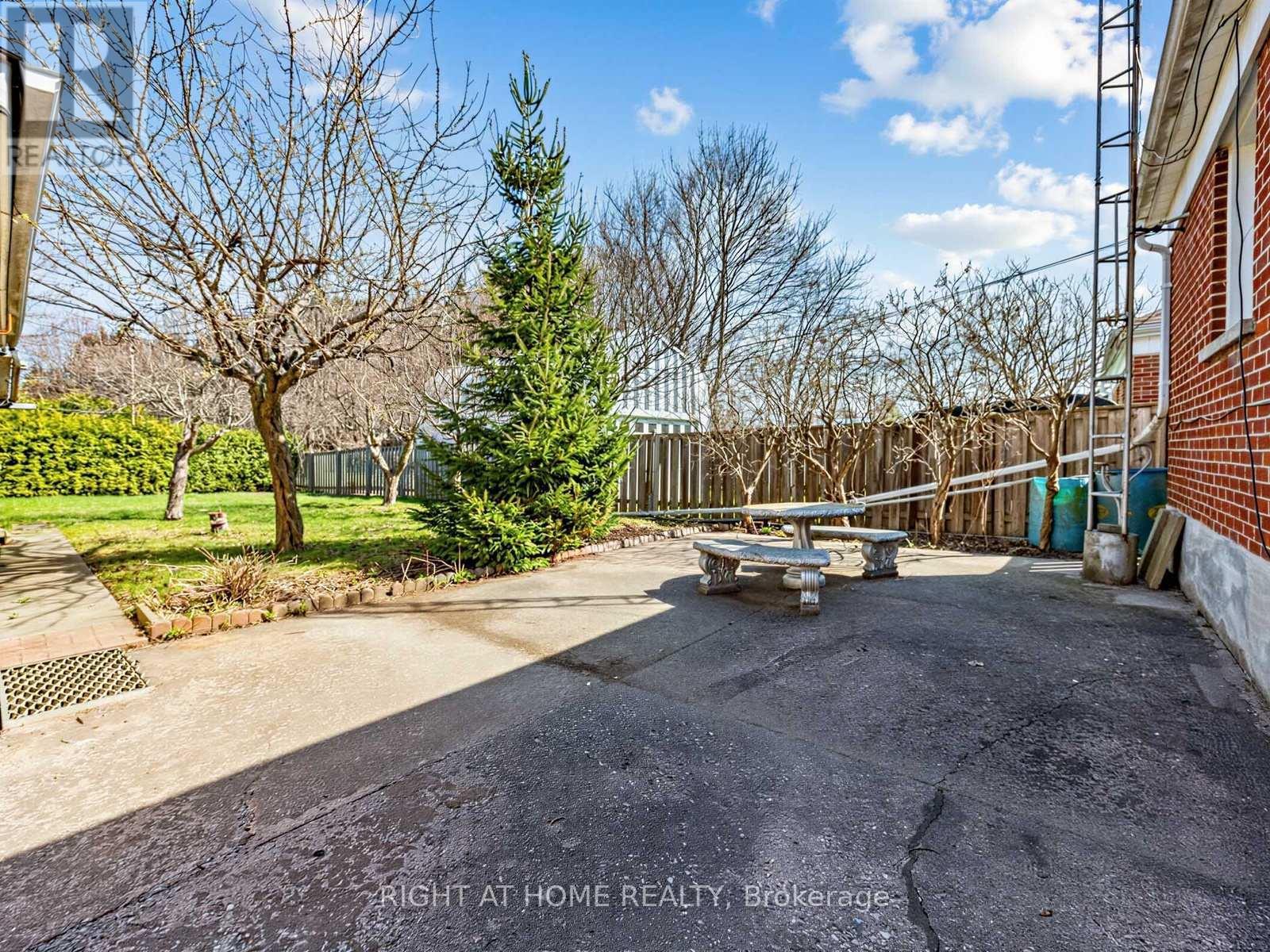 524 Colborne Street E, Oshawa, ON - Outdoor