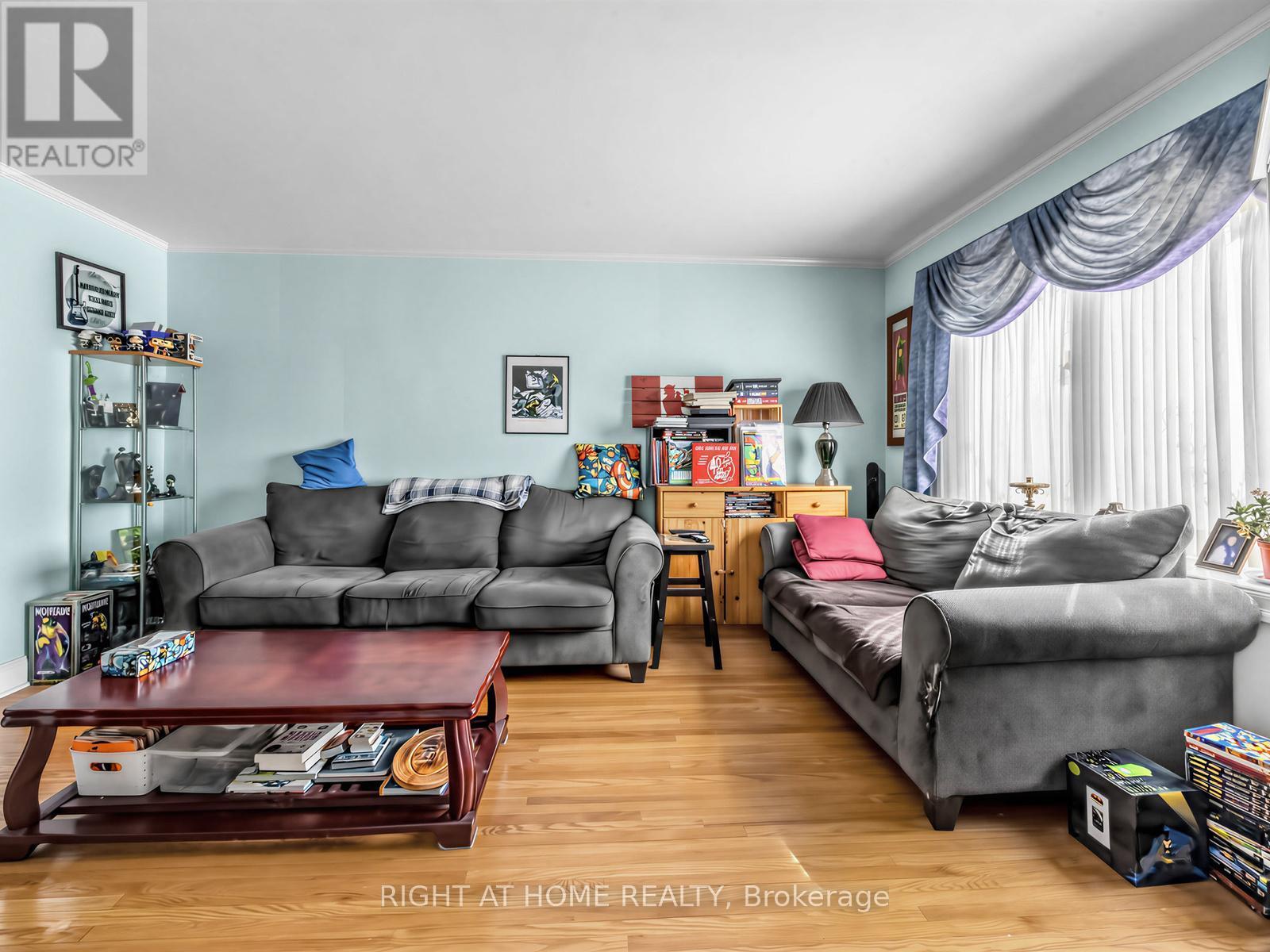 524 Colborne Street E, Oshawa, ON - Indoor Photo Showing Living Room