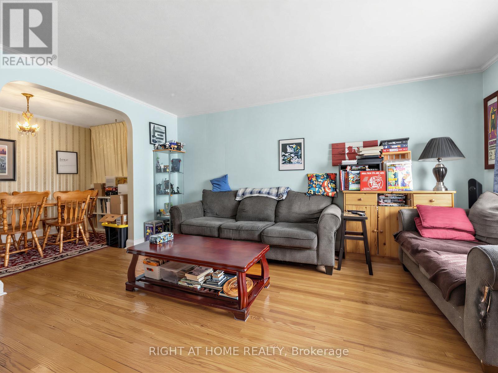 524 Colborne Street E, Oshawa, ON - Indoor Photo Showing Living Room