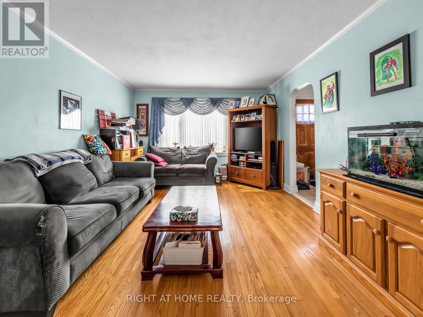 524 Colborne Street E, Oshawa, ON - Indoor Photo Showing Living Room