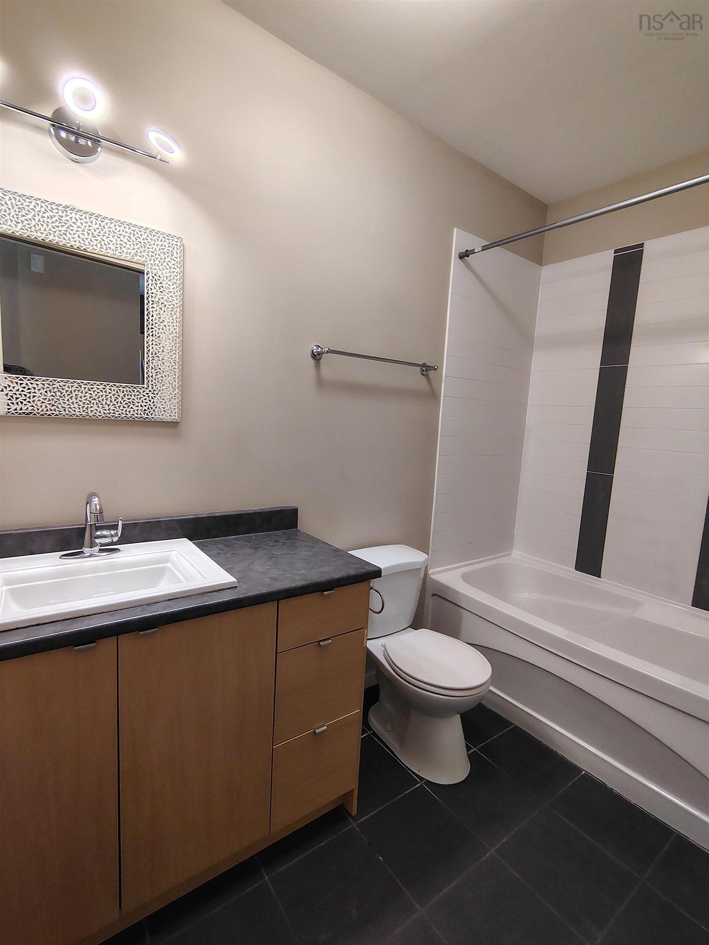 412 5221 Nora Bernard Street, Halifax, NS - Indoor Photo Showing Bathroom