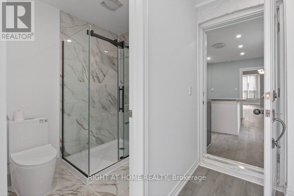 141 Ray Street N, Hamilton, ON - Indoor Photo Showing Bathroom