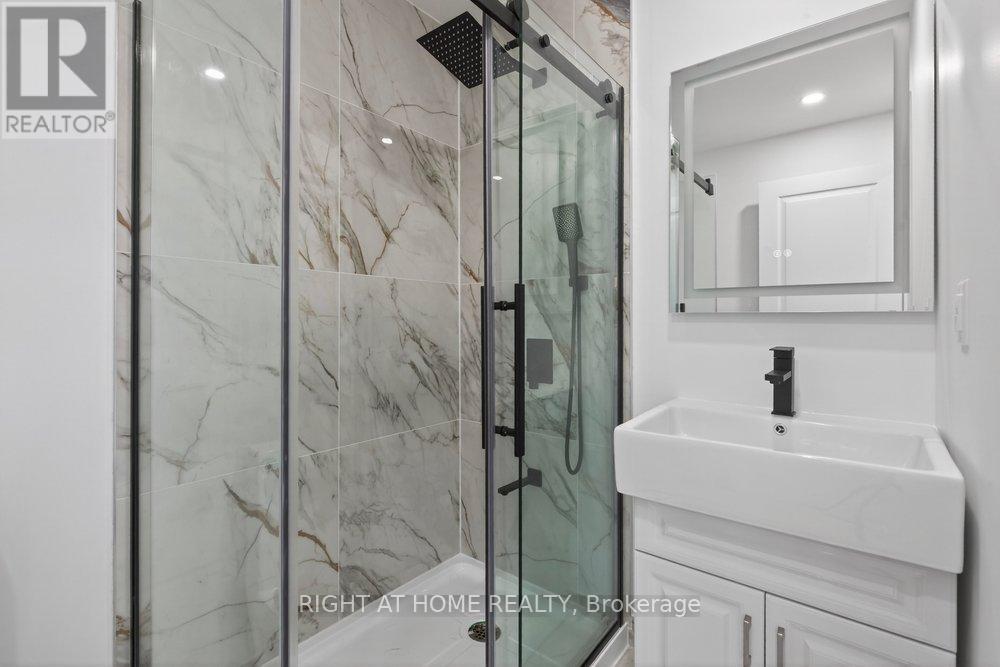 141 Ray Street N, Hamilton, ON - Indoor Photo Showing Bathroom