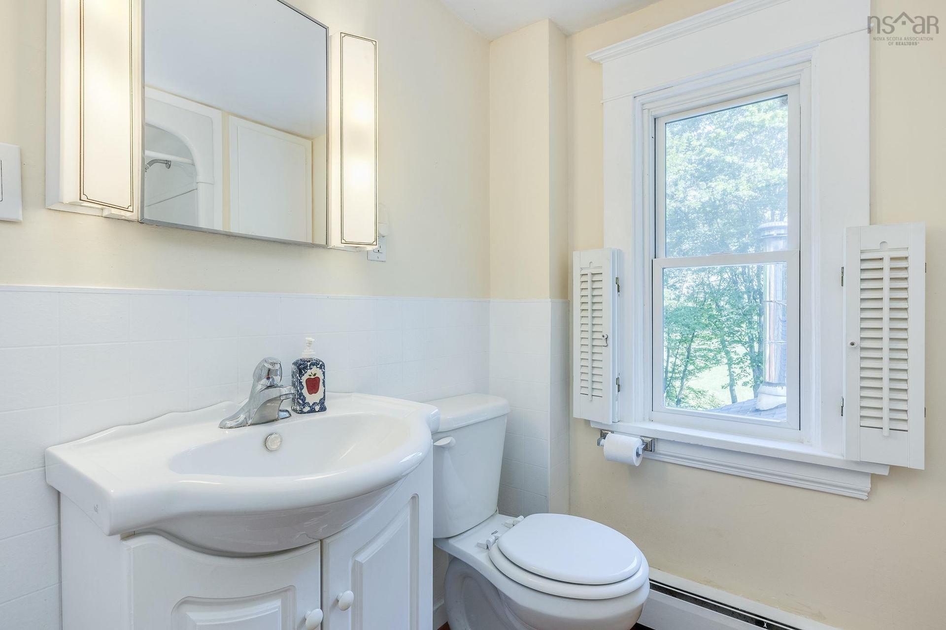 603 Sutherland Terrace, Kentville, NS - Indoor Photo Showing Bathroom