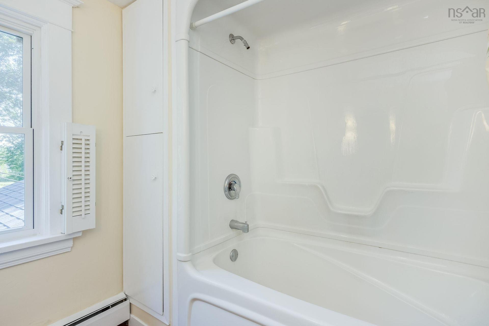 603 Sutherland Terrace, Kentville, NS - Indoor Photo Showing Bathroom