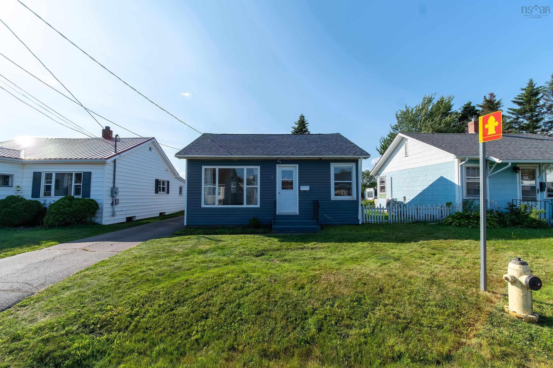 5 Edgewood Avenue, Amherst, NS - Outdoor