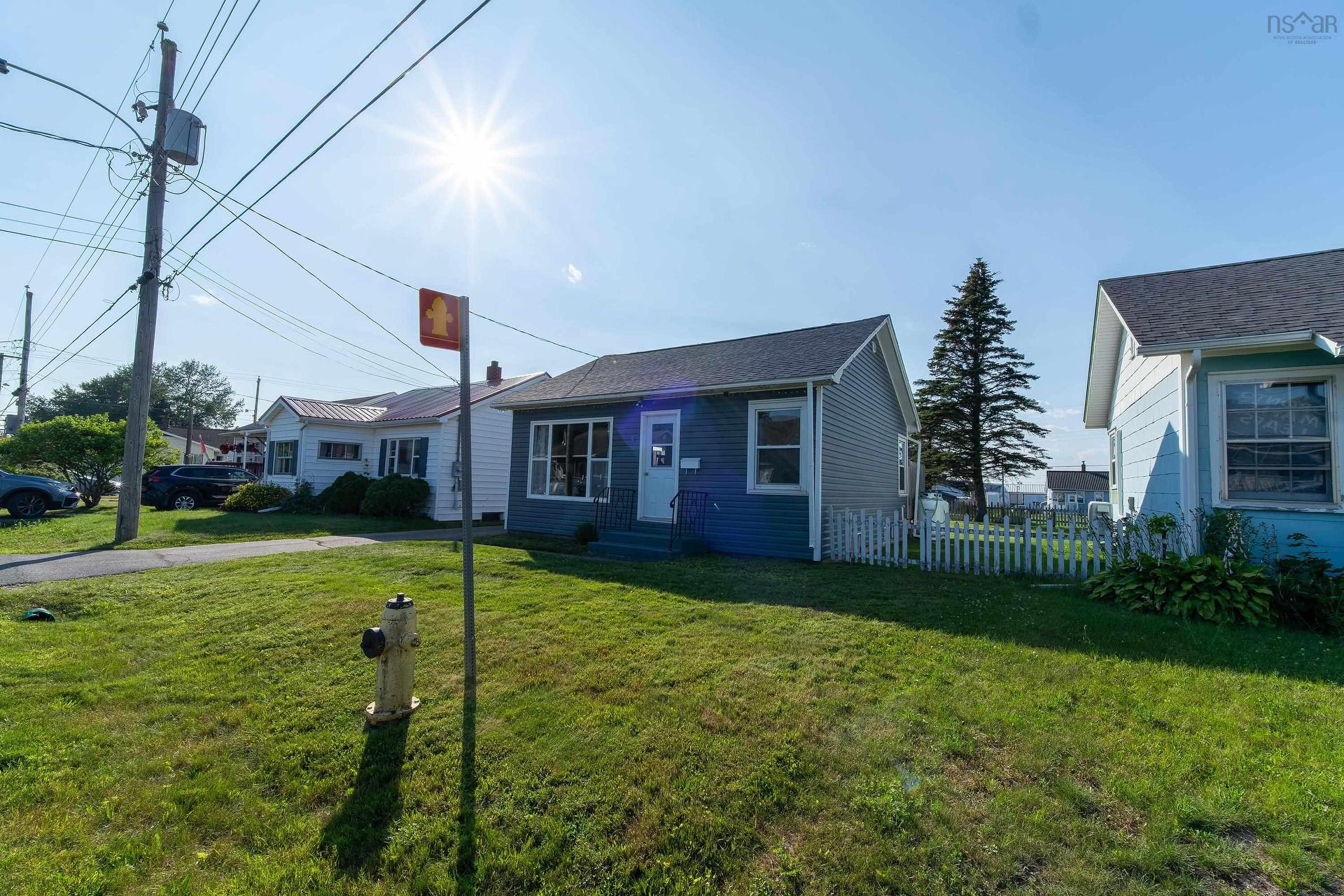 5 Edgewood Avenue, Amherst, NS - Outdoor With Facade
