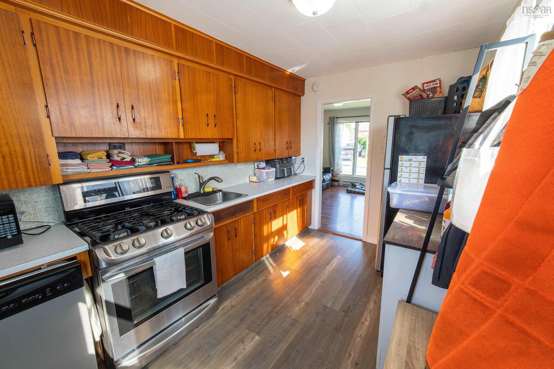 5 Edgewood Avenue, Amherst, NS - Indoor Photo Showing Kitchen