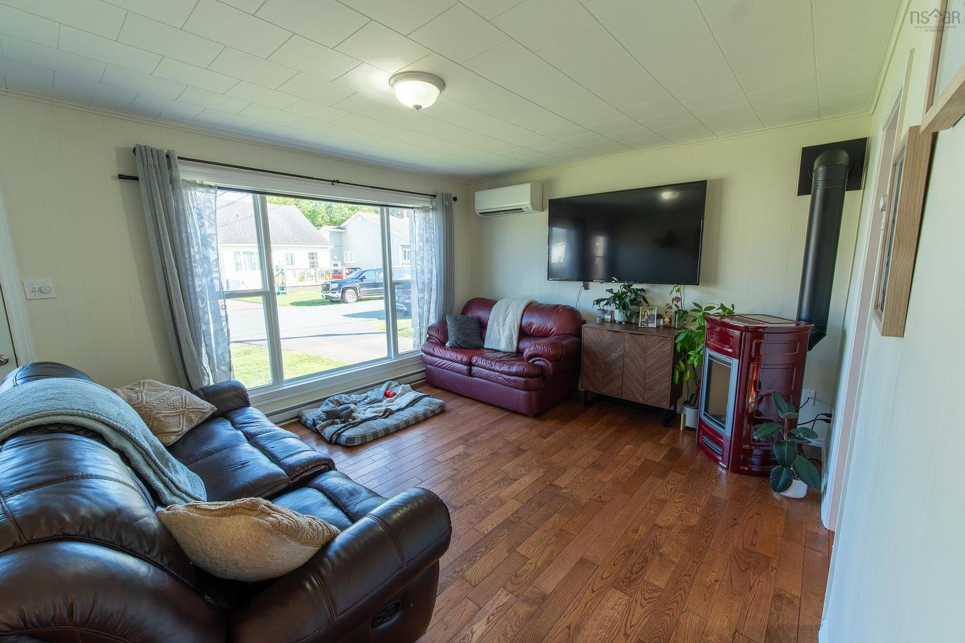 5 Edgewood Avenue, Amherst, NS - Indoor Photo Showing Living Room
