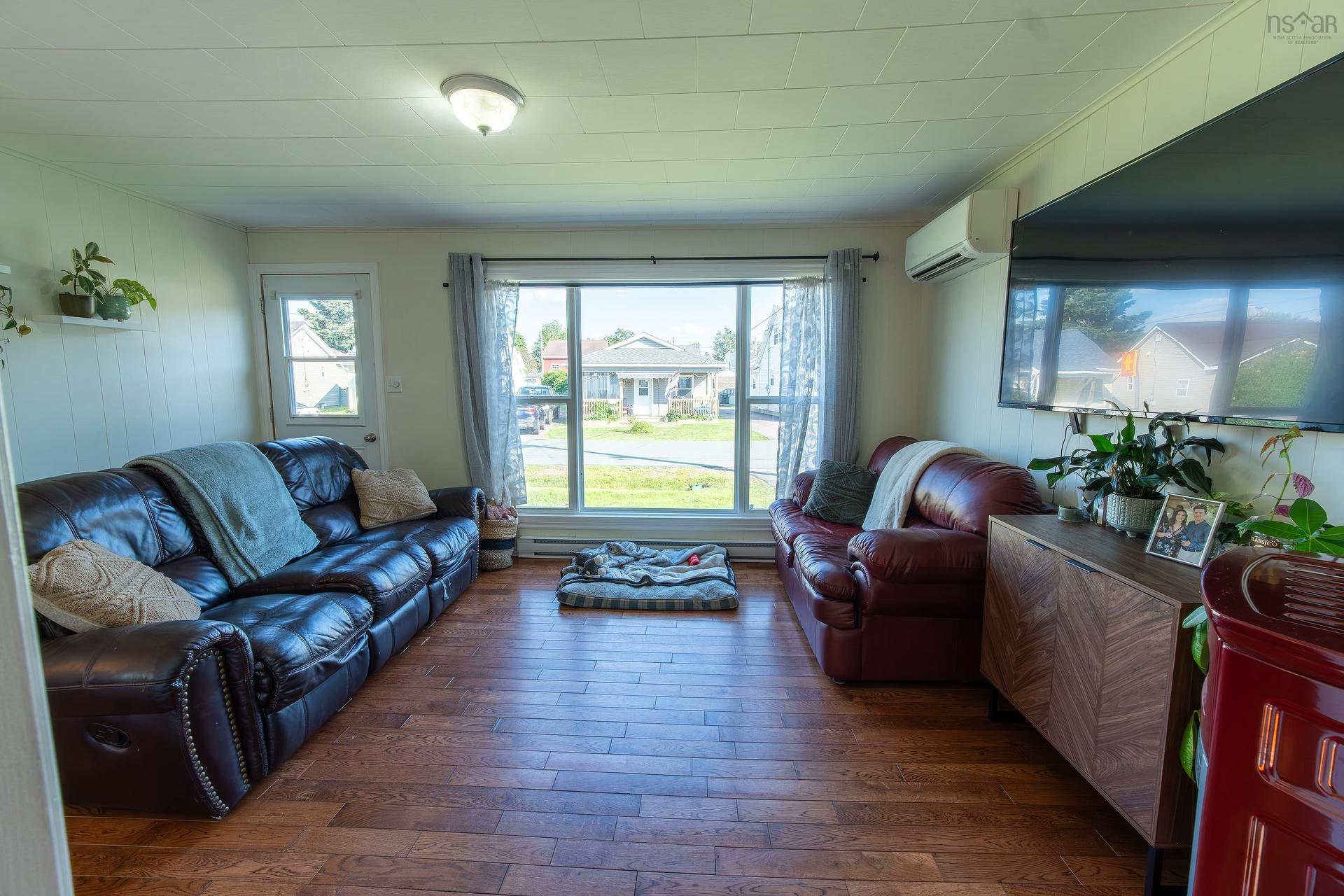 5 Edgewood Avenue, Amherst, NS - Indoor Photo Showing Living Room