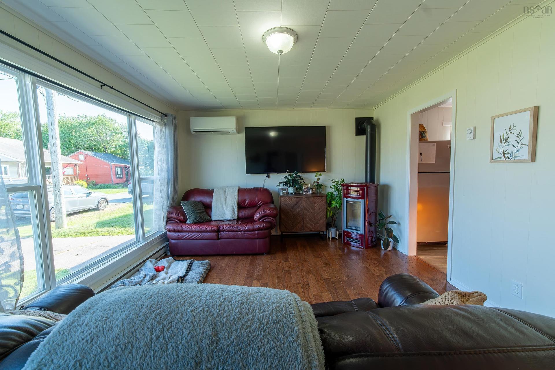 5 Edgewood Avenue, Amherst, NS - Indoor Photo Showing Living Room
