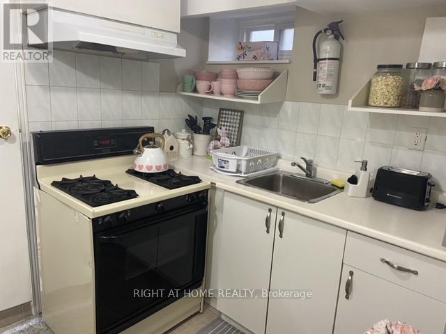 52 Emerson Street, Hamilton, ON - Indoor Photo Showing Kitchen