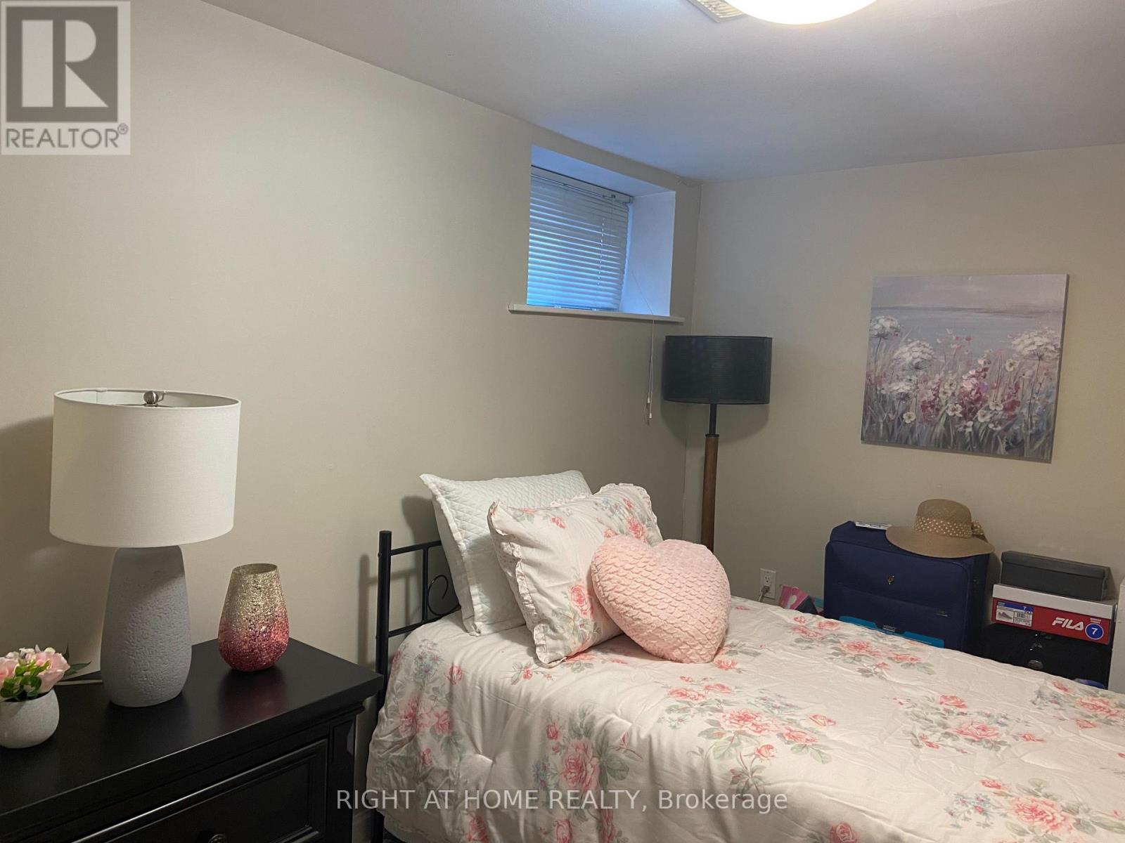 52 Emerson Street, Hamilton, ON - Indoor Photo Showing Bedroom