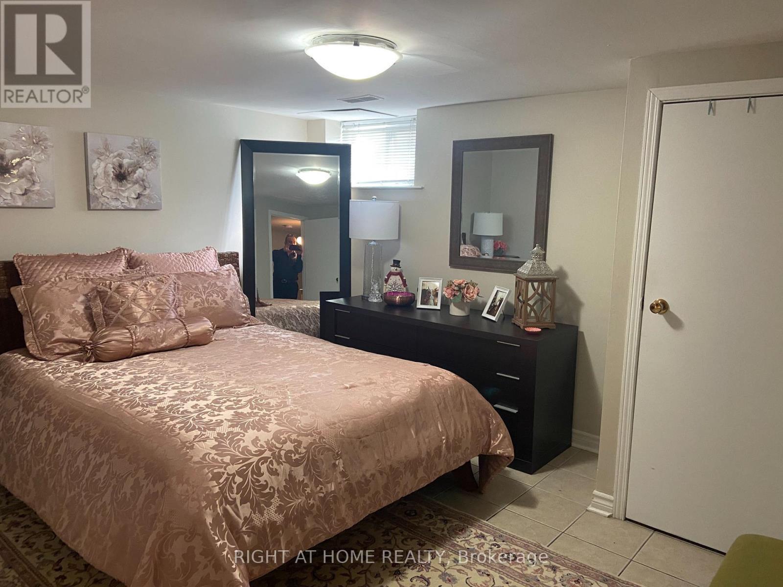 52 Emerson Street, Hamilton, ON - Indoor Photo Showing Bedroom