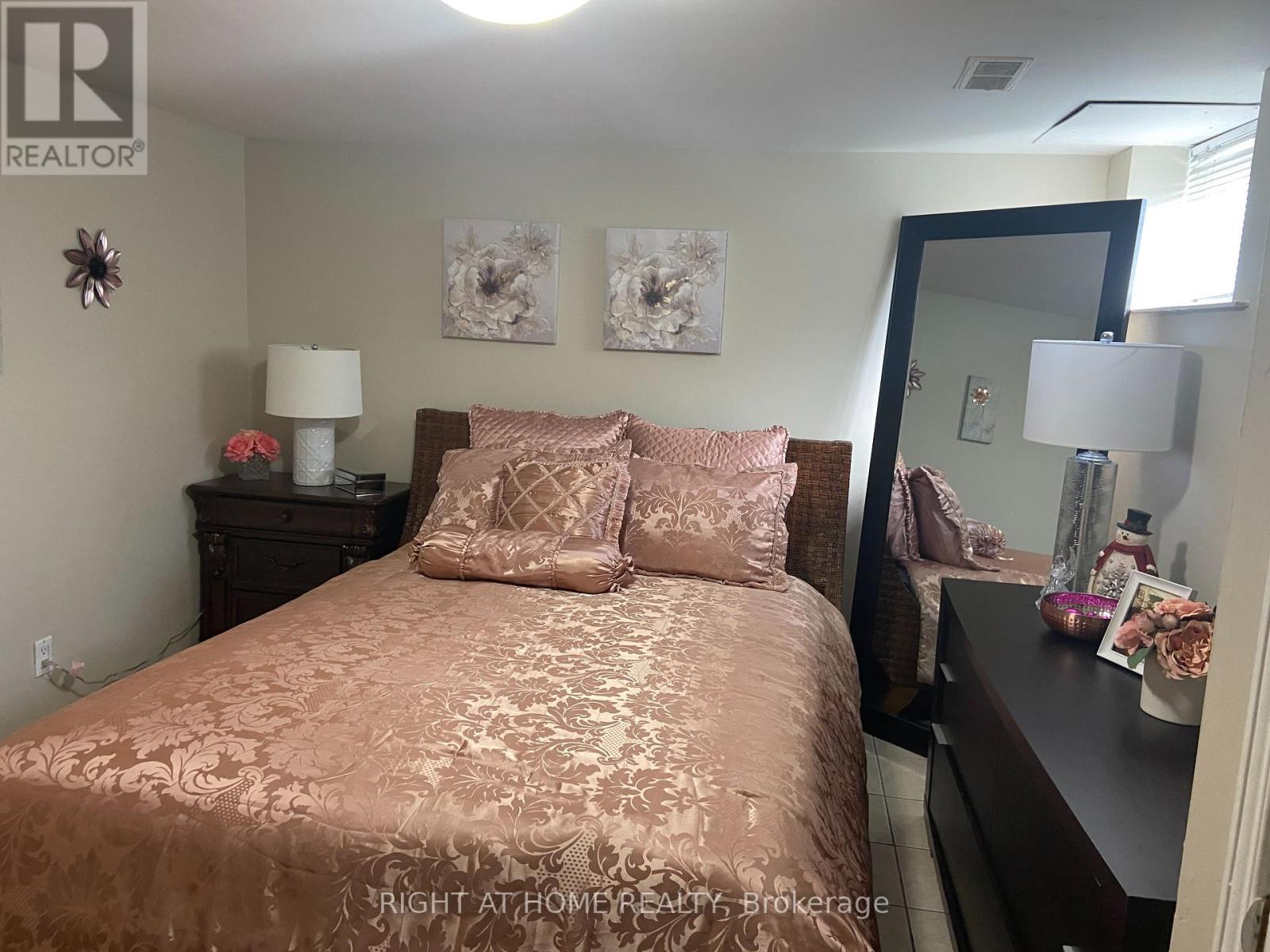 52 Emerson Street, Hamilton, ON - Indoor Photo Showing Bedroom