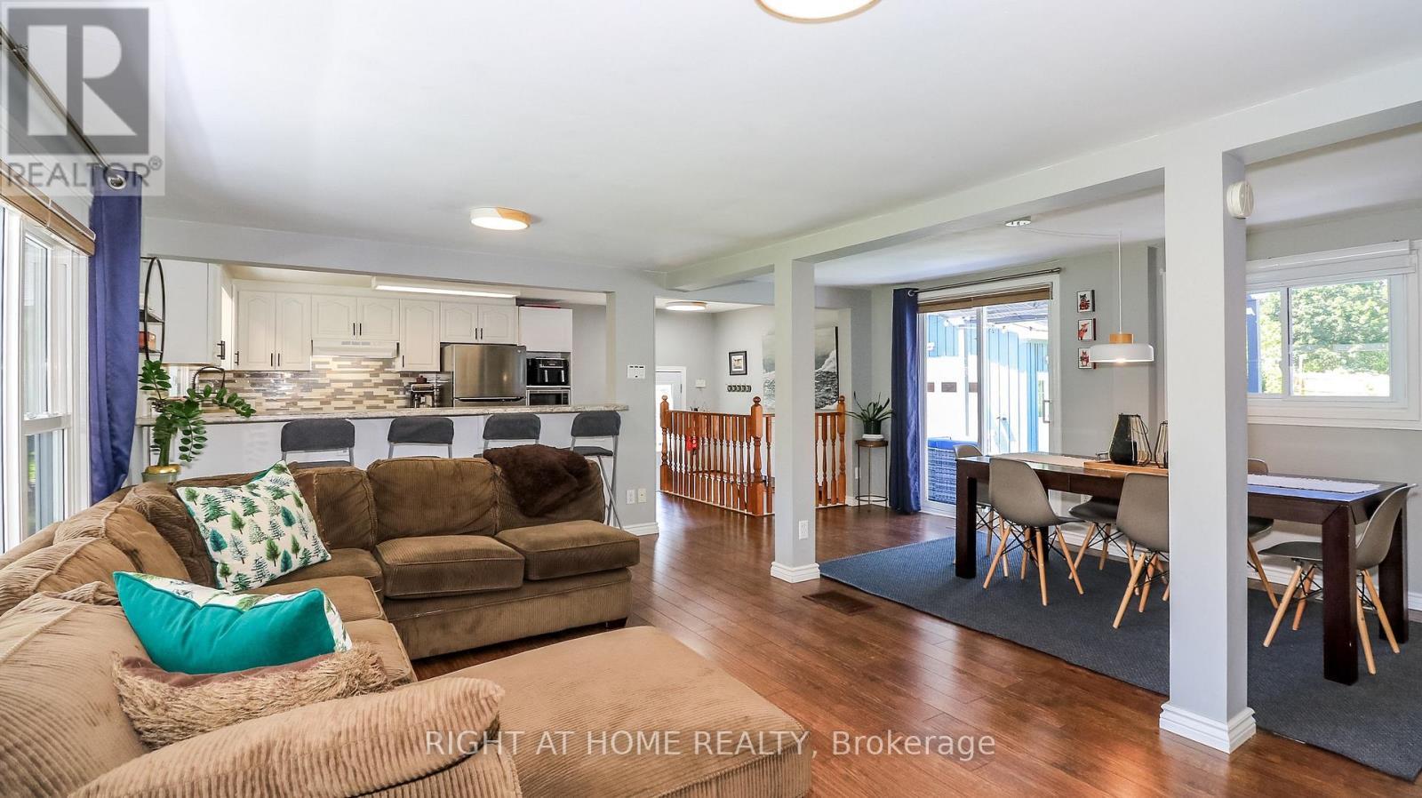 2988 25Th Sideroad, Innisfil, ON - Indoor Photo Showing Living Room