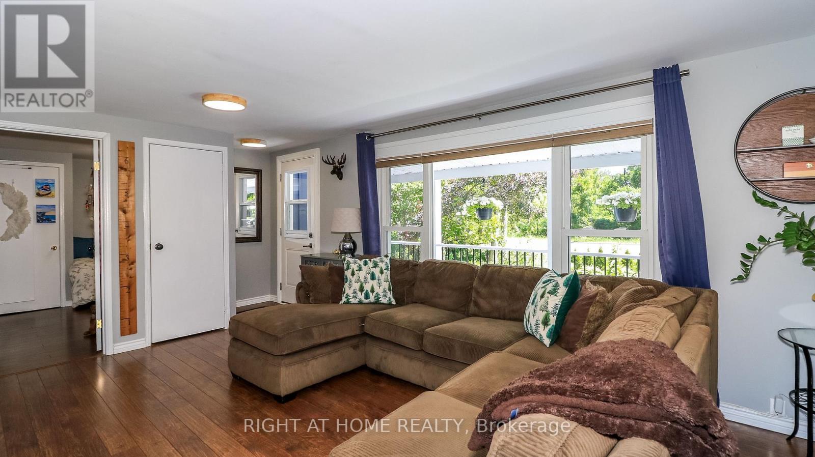 2988 25Th Sideroad, Innisfil, ON - Indoor Photo Showing Living Room