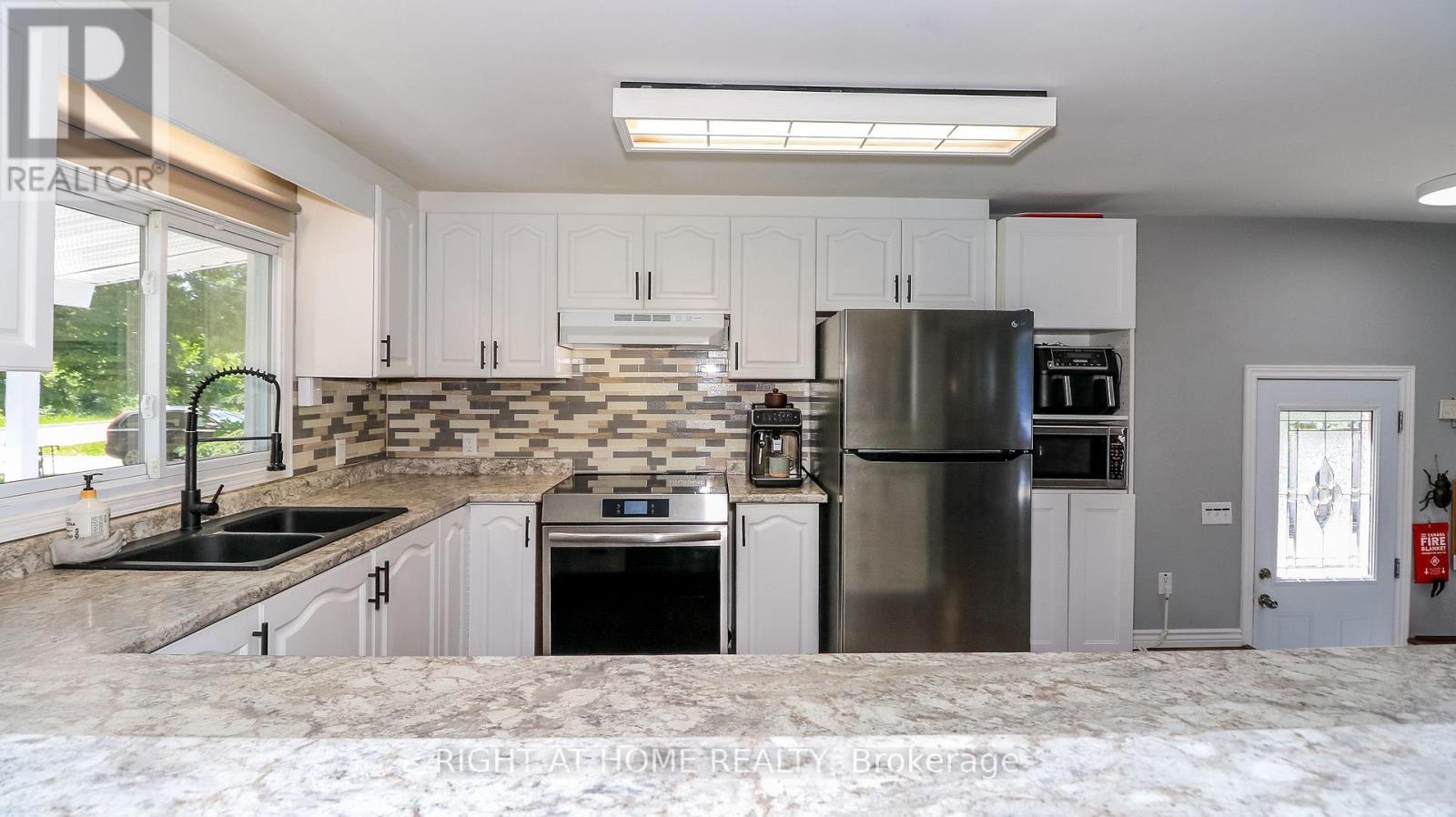 2988 25Th Sideroad, Innisfil, ON - Indoor Photo Showing Kitchen With Double Sink With Upgraded Kitchen